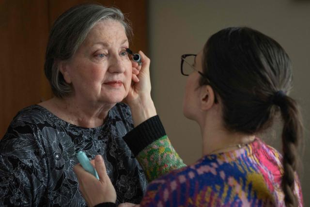 Rachel Fournier, who has requested medical assistance in dying due to a brain tumor, is helped by her niece Virginie Laroche (R) to apply mascara at a palliative care center in Boucherville, Quebec Province, Canada, on February 20, 2026. One in 20 Canadians who died in 2023 chose themselves when they would go. Assisted dying has been legal there since 2016 for people at the end of life. The right was extended to those suffering from serious and incurable illness in 2021, even if death was not "reasonably foreseeable." While Britain and France are considering similar measures, Canada is preparing to go even further. (Photo by Sebastien ST-JEAN / AFP)