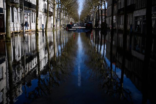 Water floods the banks of the Charente River following severe flooding caused by Storm Nils in Saintes, south-western France, on February 24, 2026. (Photo by Christophe ARCHAMBAULT / AFP)