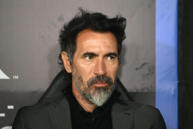 (FILES) Estudiantes' head coach Eduardo Dominguez looks on ahead of the Copa Libertadores group stage football match between Argentina's Estudiantes de La Plata and Chile's Universidad de Chile at the Jorge Luis Hirschi stadium in La Plata, Buenos Aires province, on April 8, 2025. Eduardo Dominguez, one of the most successful coaches in Argentine football in recent years, becomes the new head coach of Atletico Mineiro, the Belo Horizonte club announces on February 24, 2026. (Photo by Luis ROBAYO / AFP)