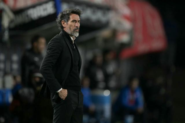 (FILES) Estudiantes' head coach Eduardo Dominguez gestures during the Copa Libertadores round of 16 second leg football match between Argentina's Estudiantes de La Plata and Paraguay's Cerro Porteño at the Jorge Luis Hirschi Stadium in La Plata, Buenos Aires province, Argentina on August 20, 2025. Eduardo Dominguez, one of the most successful coaches in Argentine football in recent years, becomes the new head coach of Atletico Mineiro, the Belo Horizonte club announces on February 24, 2026. (Photo by Juan MABROMATA / AFP)