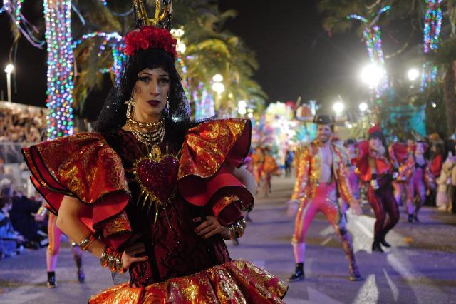 An artist performs during the 141th edition of the Nice Carnival in the French Riviera City of Nice on February 24, 2026. The edition 2026 of the Nice Carnival, whose theme is "Long live the Queen", takes place until March 1, 2026. (Photo by Valery HACHE / AFP)