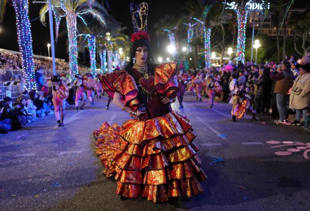 An artist performs during the 141th edition of the Nice Carnival in the French Riviera City of Nice on February 24, 2026. The edition 2026 of the Nice Carnival, whose theme is "Long live the Queen", takes place until March 1, 2026. (Photo by Valery HACHE / AFP)