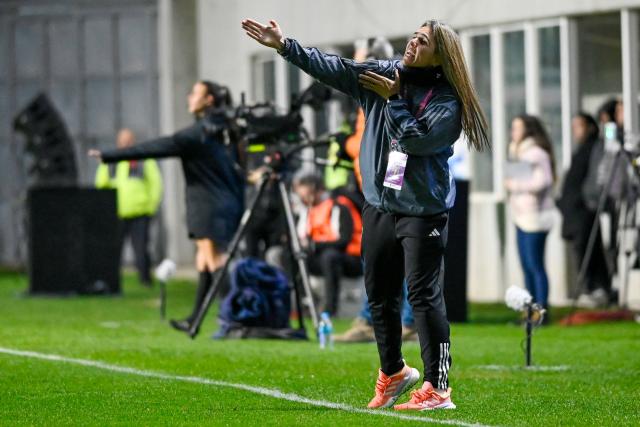 (FILES) Peru's coach Brazilian Emily Lima gestures during the friendly football match between Argentina and Peru, ahead of the upcoming FIFA Women's World Cup, at the Estadio Unico de San Nicolas, Buenos Aires province, on July 14, 2023. Corinthians Women's Team, winners of the Copa Libertadores and the Brasileirao, will be coached by former Brazil coach Emily Lima, the club announced on February 24, 2026. Lima, 45, is the first woman to head Timao's women's team, the most powerful in South America with a collection of six Libertadores titles, the last three won consecutively. (Photo by Marcelo Manera / AFP)