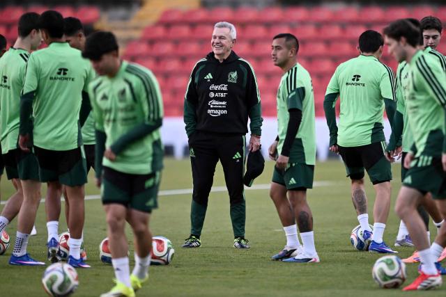 Mexico's coach Javier Aguirre (C) smiles during a training session at La Corregidora stadium in Santiago de Queretaro, Queretaro State, Mexico, on February 24, 2026. Mexico will play Iceland in a friendly football match on February 25 in Queretaro amid security concerns following countrywide incidents after the death of CNJG cartel leader "El Mencho". (Photo by Carl de Souza / AFP)