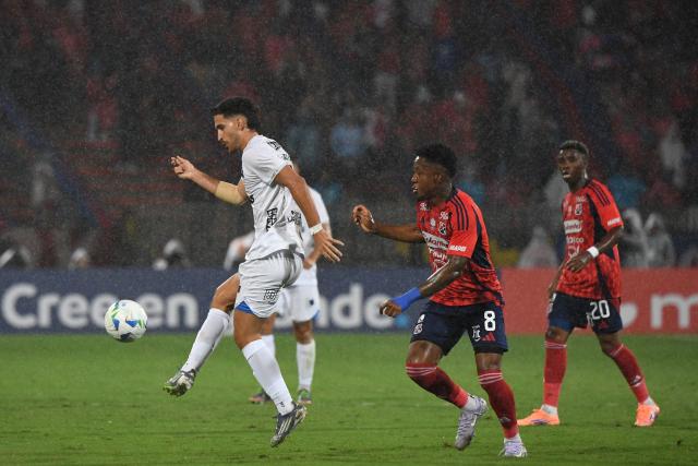 Liverpool's Argentine defender #15 Santiago Laquidain (L) controls the ball past Independiente Medellin's midfielder #08 Alexis Serna during the Copa Libertadores phase two second-leg football match between Colombia's Independiente Medellin and Uruguay's Liverpool at the Atanasio Girardot Stadium in Medellin, Colombia, on February 24, 2026. (Photo by Jaime SALDARRIAGA / AFP)