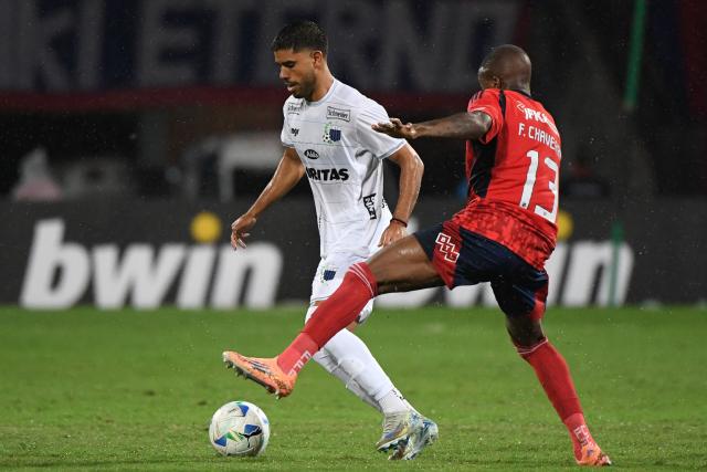 Liverpool's midfielder #16 Lucas Acosta (L) and Independiente Medellin's midfielder #13 Francisco Chaverra fight for the ball during the Copa Libertadores phase two second-leg football match between Colombia's Independiente Medellin and Uruguay's Liverpool at the Atanasio Girardot Stadium in Medellin, Colombia, on February 24, 2026. (Photo by Jaime SALDARRIAGA / AFP)