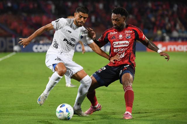 Liverpool's midfielder #16 Lucas Acosta (L) and Independiente Medellin's defender #02 Leyser Chaverra fight for the ball during the Copa Libertadores phase two second-leg football match between Colombia's Independiente Medellin and Uruguay's Liverpool at the Atanasio Girardot Stadium in Medellin, Colombia, on February 24, 2026. (Photo by Jaime SALDARRIAGA / AFP)