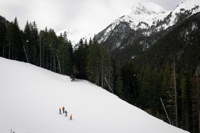 People ski on the Alberto Tomba slope in the ski area above Bansko on February 14, 2026. Bulgaria's largest ski resort of Bansko in Pirin mountain is becoming a hub for digital nomads, copywriters, enterpreneurs and retirees from around the world. (Photo by Nikolay DOYCHINOV / AFP) / TO GO WITH AFP STORY BY ROSSEN BOSSEV