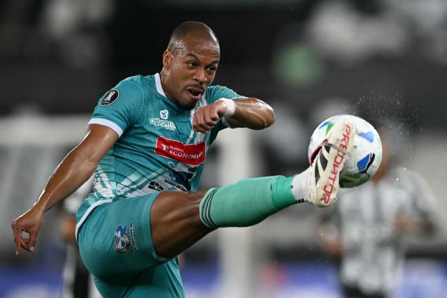 Nacional Potosi's Colombian defender #06 Edisson Restrepo kicks the ball during the Copa Libertadores phase two second-leg football match between Brasil's Botafogo and Bolivia's Nacional Potosi at the Nilton Santos Stadium in Rio de Janeiro, Brazil, on February 25, 2026. (Photo by Mauro PIMENTEL / AFP)