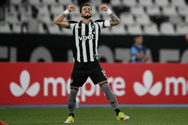 Botafogo's defender #13 Alex Telles celebrates scoring his team's first goal during the Copa Libertadores phase two second-leg football match between Brasil's Botafogo and Bolivia's Nacional Potosi at the Nilton Santos Stadium in Rio de Janeiro, Brazil, on February 25, 2026. (Photo by Mauro PIMENTEL / AFP)