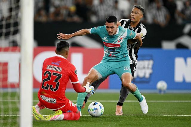 Nacional Potosi's goalkeeper #23 Pedro Galindo, defender #33 Luis Demiquel and Botafogo's Colombian midfielder #14 Jordan Barrera fight for the ball during the Copa Libertadores phase two second-leg football match between Brasil's Botafogo and Bolivia's Nacional Potosi at the Nilton Santos Stadium in Rio de Janeiro, Brazil, on February 25, 2026. (Photo by Mauro PIMENTEL / AFP)