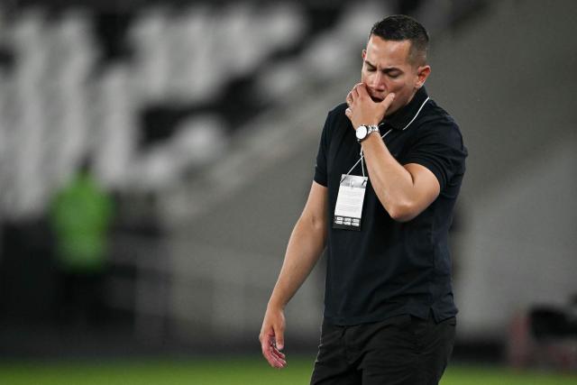 Nacional Potosi's head coach Leonardo Eguez gestures during the Copa Libertadores phase two second-leg football match between Brasil's Botafogo and Bolivia's Nacional Potosi at the Nilton Santos Stadium in Rio de Janeiro, Brazil, on February 25, 2026. (Photo by Mauro PIMENTEL / AFP)