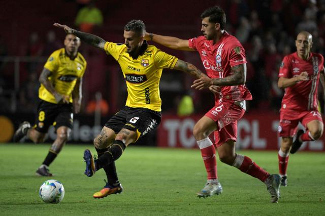 Barcelona's Argentine forward #09 Dario Benedetto (L) and Argentinos Juniors' defender #06 Roman Daniel Riquelme fight for the ball during the Copa Libertadores phase two second-leg football match between Argentina's Argentinos Juniors and Ecuador's Barcelona at the Diego Armando Maradona Stadium in Buenos Aires on February 25, 2026. (Photo by JUAN MABROMATA / AFP)