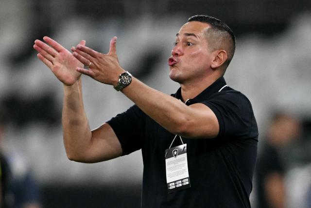 Nacional Potosi's head coach Leonardo Eguez gestures during the Copa Libertadores phase two second-leg football match between Brasil's Botafogo and Bolivia's Nacional Potosi at the Nilton Santos Stadium in Rio de Janeiro, Brazil, on February 25, 2026. (Photo by Mauro PIMENTEL / AFP)
