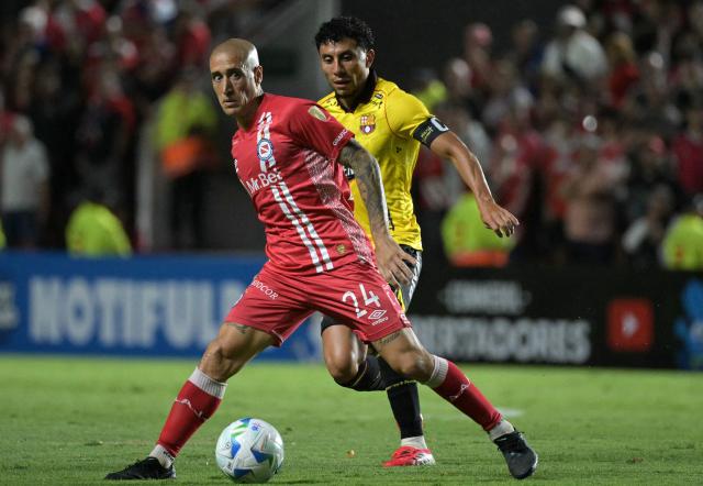 Argentinos Juniors' midfielder #24 Federico Fattori and Barcelona's forward #10 Joao Rojas fight for the ball during the Copa Libertadores phase two second-leg football match between Argentina's Argentinos Juniors and Ecuador's Barcelona at the Diego Armando Maradona Stadium in Buenos Aires on February 25, 2026. (Photo by JUAN MABROMATA / AFP)