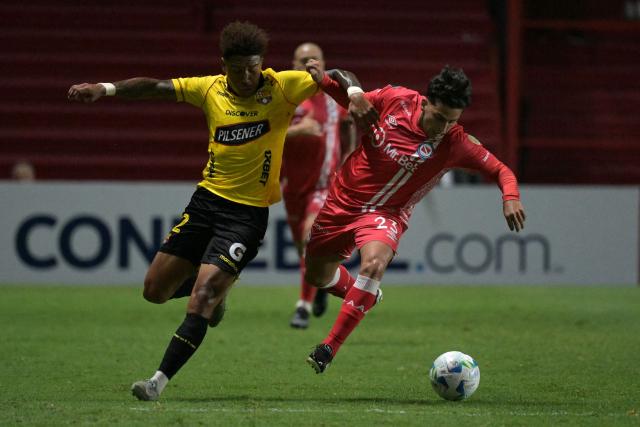 Barcelona's defender #12 Jonnathan Mina (L) and Argentinos Juniors' defender #23 Hernan Lopez fight for the ball during the Copa Libertadores phase two second-leg football match between Argentina's Argentinos Juniors and Ecuador's Barcelona at the Diego Armando Maradona Stadium in Buenos Aires on February 25, 2026. (Photo by JUAN MABROMATA / AFP)