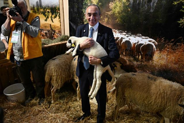 French far-right Reconquete party leader Eric Zemmour holds a lamb as he visits the Paris International Agricultural Show (Salon de l'Agriculture) at Paris Expo Porte de Versailles in Paris on February 26, 2026. (Photo by Anna KURTH / AFP)