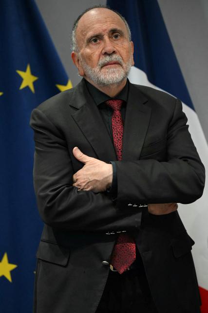 French Ecologist senator Guy Benarroche looks on during a press conference on the law proposal aimed to extend protection for whistleblowers against drug trafficking, proposed during the Les Ecologistes Party's parliamentary ‘niche’, at the Senate in Paris on February 26, 2026. The text proposed by Bas-Rhin MP Sandra Regol aims to enshrine in law a ‘mechanism for protecting individuals who report the influence of criminal networks’. Protection for victims, witnesses and informants already exists ‘within a judicial framework’, but the aim is to extend it to individuals outside this framework. (Photo by Anna KURTH / AFP)