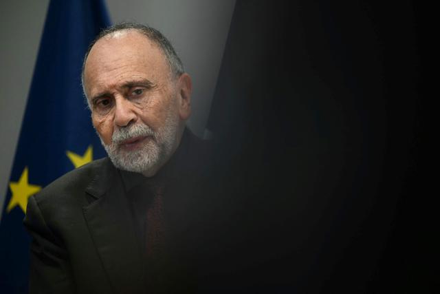 French Ecologist senator Guy Benarroche speaks during a press conference on the law proposal aimed to extend protection for whistleblowers against drug trafficking, proposed during the Les Ecologistes Party's parliamentary ‘niche’, at the Senate in Paris on February 26, 2026. The text proposed by Bas-Rhin MP Sandra Regol aims to enshrine in law a ‘mechanism for protecting individuals who report the influence of criminal networks’. Protection for victims, witnesses and informants already exists ‘within a judicial framework’, but the aim is to extend it to individuals outside this framework. (Photo by Anna KURTH / AFP)