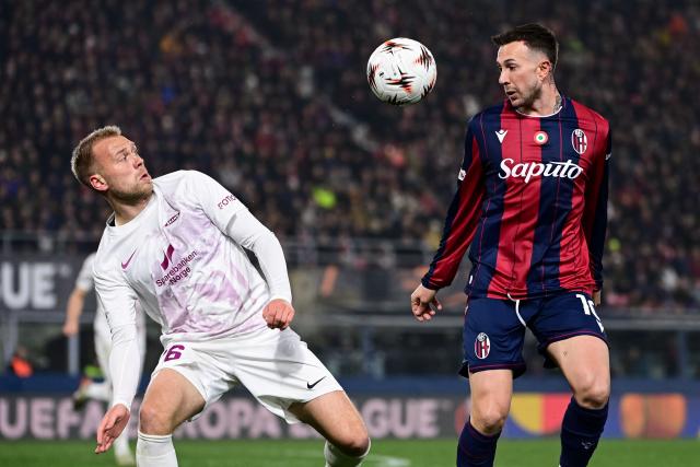 Brann Bergen's Icelandic midfielder #16 Jon Dagur Thorsteinsson (L) fights for the ball with Bologna's Italian forward #10 Federico Bernardeschi  during the UEFA Europa League knock-out round second leg football match between Bologna and Brann at the Renato Dall'Ara stadium in Bologna, on February 26, 2026. (Photo by Piero CRUCIATTI / AFP)