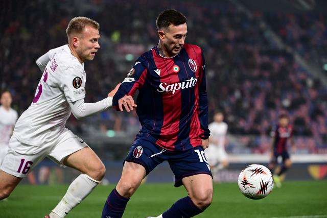 Brann Bergen's Icelandic midfielder #16 Jon Dagur Thorsteinsson (L) fights for the ball with Bologna's Italian forward #10 Federico Bernardeschi  during the UEFA Europa League knock-out round second leg football match between Bologna and Brann at the Renato Dall'Ara stadium in Bologna, on February 26, 2026. (Photo by Piero CRUCIATTI / AFP)