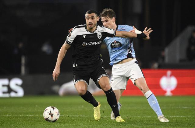 PAOK's Greek forward #07 Georgios Giakoumakis fights for the ball with Celta Vigo's Swedish defender #02 Carl Starfelt during the UEFA Europa League knockout round play-off second leg football match between RC Celta de Vigo and PAOK FC at Balaidos Stadium in Vigo on february 26, 2026. (Photo by Miguel RIOPA / AFP)