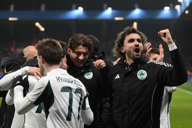 Panathinaikos' players celebrate after winning on penalties the UEFA Europa League knockout round playoff second leg football match FC Viktoria Plzen v Panathinaikos in Plzen, Czech Republic, on February 26, 2026. (Photo by Michal Cizek / AFP)