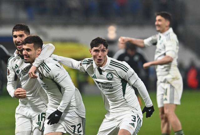 Panathinaikos' Serbian midfielder #72 Milos Pantovic (2nd L) celebrates with team mates after winning on penalties the UEFA Europa League knockout round playoff second leg football match FC Viktoria Plzen v Panathinaikos in Plzen, Czech Republic, on February 26, 2026. (Photo by Michal Cizek / AFP)