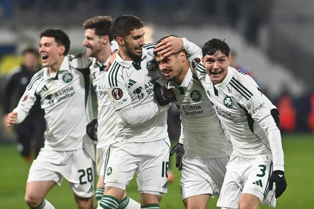 Panathinaikos' Serbian midfielder #72 Milos Pantovic (2nd R) celebrates with team mates after winning on penalties the UEFA Europa League knockout round playoff second leg football match FC Viktoria Plzen v Panathinaikos in Plzen, Czech Republic, on February 26, 2026. (Photo by Michal Cizek / AFP)