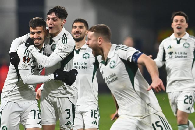 Panathinaikos' Serbian midfielder #72 Milos Pantovic (L) celebrates with team mates after winning on penalties the UEFA Europa League knockout round playoff second leg football match FC Viktoria Plzen v Panathinaikos in Plzen, Czech Republic, on February 26, 2026. (Photo by Michal Cizek / AFP)