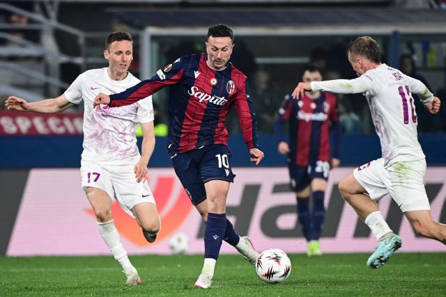Bologna's Italian forward #10 Federico Bernardeschi (C) controls the ball next to Brann Bergen's Norwegian defender #17 Joachim Soltvedt (L) and Brann Bergen's Icelandic midfielder #10 Kristall Máni Ingason during the UEFA Europa League knock-out round second leg football match between Bologna and Brann at the Renato Dall'Ara stadium in Bologna, on February 26, 2026. (Photo by Piero CRUCIATTI / AFP)