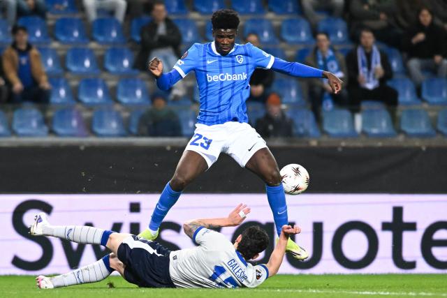 TOPSHOT - Dinamo Zagreb's Croatian defender Niko Galesic (L) and Genk's Cameroonian forward #23 Aaron Bibout Banind (top) fight for the ball during the UEFA Europa League knockout round play-off second leg football match between KRC Genk and GNK Dinamo Zagreb at the Cegeka Arena stadium in Genk on February 26, 2026. (Photo by JILL DELSAUX / Belga / AFP) / Belgium OUT