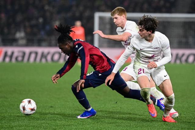 Bologna's English forward #11 Jonathan Rowe (L) fights for the ball with Brann Bergen's Belgian defender #21 Denzel De Roeve (R) and Brann Bergen's Norwegian defender #23 Thore Baardsen Pedersen (C)  during the UEFA Europa League knock-out round second leg football match between Bologna and Brann at the Renato Dall'Ara stadium in Bologna, on February 26, 2026. (Photo by Piero CRUCIATTI / AFP)