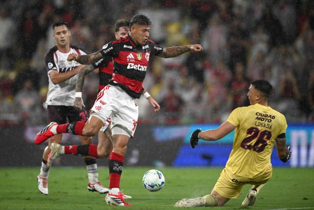 Flamengo's Colombian midfielder #15 Jorge Carrascal kicks the ball past Lanus' goalkeeper #26 Nahuel Losada during the Recopa Sudamericana second leg final football match between Brazil's Flamengo and Argentina's Lanus at the Maracana Stadium in Rio de Janeiro, Brazil, on February 26, 2026. (Photo by MAURO PIMENTEL / AFP)
