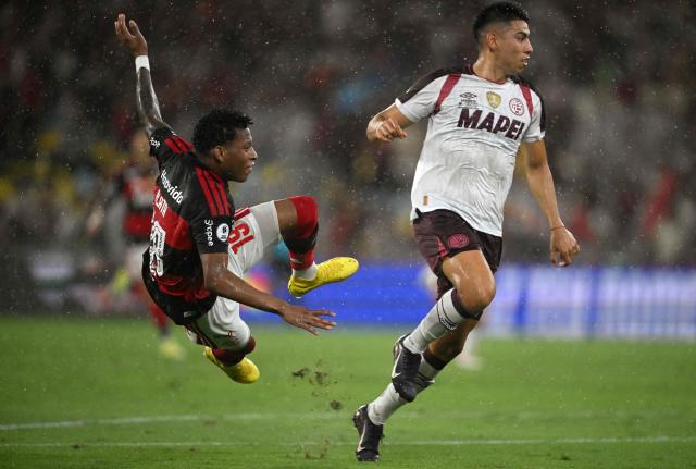 Flamengo's Ecuadorean forward #19 Gonzalo Plata (L) reacts after missing a chance during the Recopa Sudamericana second leg final football match between Brazil's Flamengo and Argentina's Lanus at the Maracana Stadium in Rio de Janeiro, Brazil, on February 26, 2026. (Photo by MAURO PIMENTEL / AFP)