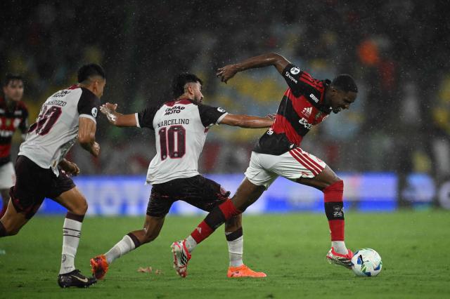 Lanus' midfielder #10 Marcelino Moreno and Flamengo's midfielder #52 Evertton Araujo fight for the ball during the Recopa Sudamericana second leg final football match between Brazil's Flamengo and Argentina's Lanus at the Maracana Stadium in Rio de Janeiro, Brazil, on February 26, 2026. (Photo by MAURO PIMENTEL / AFP)