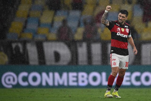 Flamengo's Uruguayan midfielder #10 Giorgian de Arrascaeta celebrates after scoring the equalising goal from the penalty spot during the Recopa Sudamericana second leg final football match between Brazil's Flamengo and Argentina's Lanus at the Maracana Stadium in Rio de Janeiro, Brazil, on February 26, 2026. (Photo by MAURO PIMENTEL / AFP)