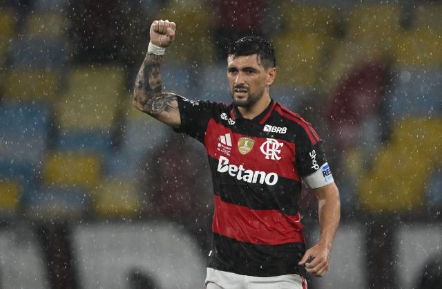 Flamengo's Uruguayan midfielder #10 Giorgian de Arrascaeta celebrates after scoring the equalising goal from the penalty spot during the Recopa Sudamericana second leg final football match between Brazil's Flamengo and Argentina's Lanus at the Maracana Stadium in Rio de Janeiro, Brazil, on February 26, 2026. (Photo by MAURO PIMENTEL / AFP)