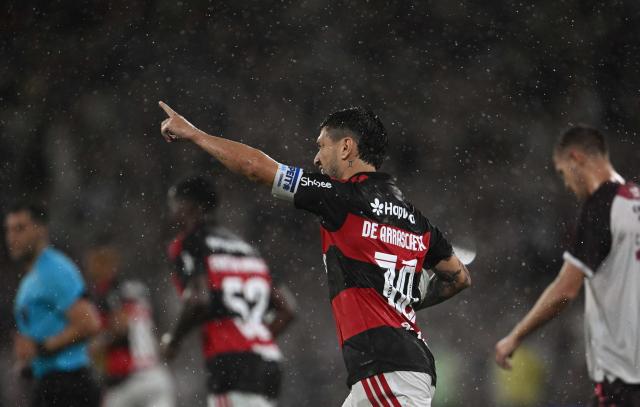 Flamengo's Uruguayan midfielder #10 Giorgian de Arrascaeta celebrates after scoring the equalising goal from the penalty spot during the Recopa Sudamericana second leg final football match between Brazil's Flamengo and Argentina's Lanus at the Maracana Stadium in Rio de Janeiro, Brazil, on February 26, 2026. (Photo by MAURO PIMENTEL / AFP)