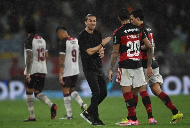 Flamengo's head coach Filipe Luis speaks with midfielder #20 Lucas Paqueta during the break of the extra time of the Recopa Sudamericana second leg final football match between Brazil's Flamengo and Argentina's Lanus at the Maracana Stadium in Rio de Janeiro, Brazil, on February 26, 2026. (Photo by MAURO PIMENTEL / AFP)