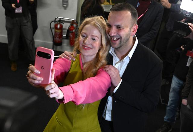 Green Party candidate Hannah Spencer poses for a selfie with Green Party leader Zack Polanski after winning the Gorton and Denton Parliamentary by-election, at Manchester Central Convention Complex in Manchester, northern England on February 27, 2026. Green candidate Hannah Spencer won the by-election in the Manchester suburb of Gorton and Denton with almost 15,000 votes as Labour slumped to third place behind the hard-right Reform UK party, which finished second. (Photo by Paul ELLIS / AFP)