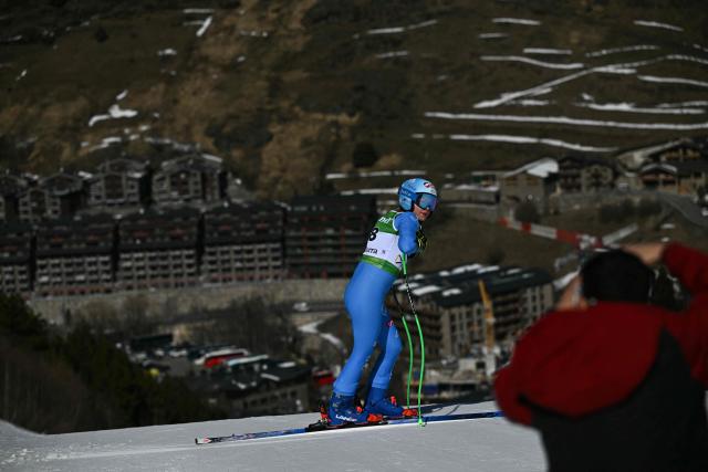 Italy's Roberta Melesi looks on after crashing during the women's downhill race, part of the FIS Alpine Ski World Cup 2025-2026 in Soldeu, Andorra on February 26, 2026. (Photo by Lionel BONAVENTURE / AFP)
