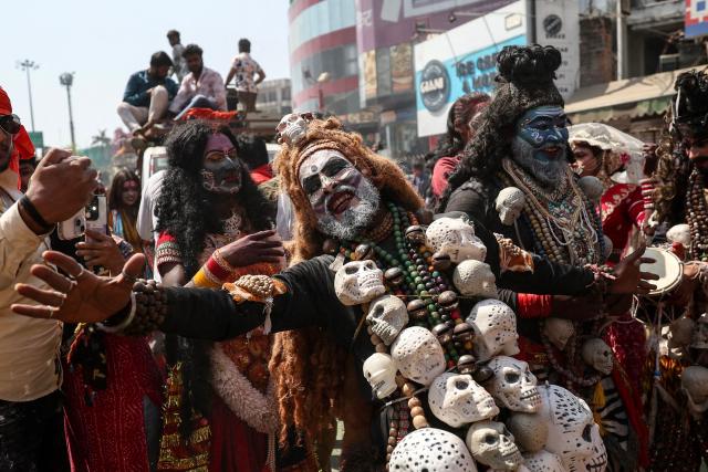 Devotees dance during a religious procession while taking part in the 'Masaan' or 'Bhasma' Holi, celebrated with ashes of the pyre, in Varanasi on February 27, 2026. (Photo by Niharika KULKARNI / AFP)