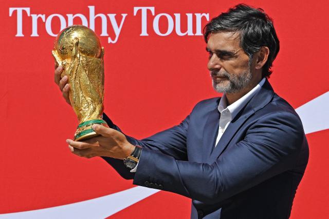 Former Argentina player and part of Lionel Scaloni's coaching staff at Qatar 2022, Roberto Ayala, holds the FIFA World Cup trophy in Mexico City, where it arrived as part of a tour on February 27, 2026. (Photo by Carl de Souza / AFP)