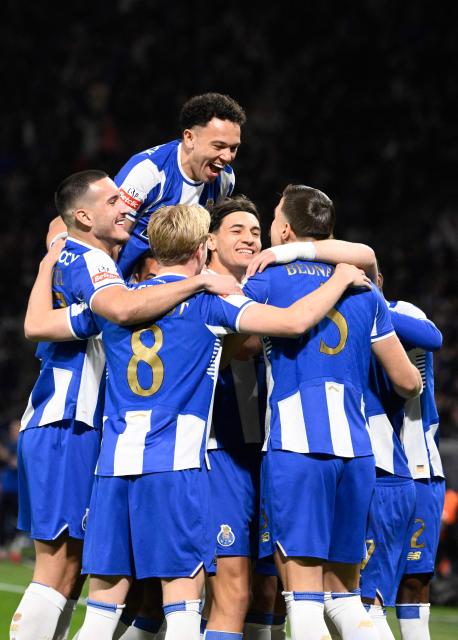 FC Porto's players celebrate the opening goal scored by Polish midfielder #77 Oskar Pietuszewski during the Portuguese League football match between FC Porto and FC Arouca at Dragao stadium in Porto, on February 27, 2026. (Photo by Miguel RIOPA / AFP)