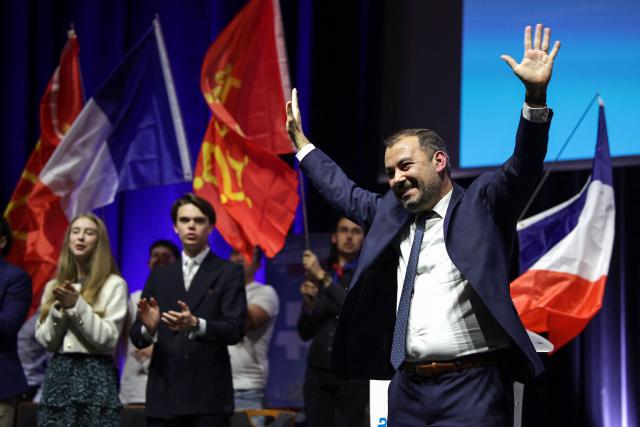 French far-right Reconquete! party Toulouse mayoral candidate  Arthur Cottrel (R) greets supporters during a campaign meeting in Toulouse, southwestern France, on February 27, 2026. French voters head to the polls for municipal elections on March 15 and 22, 2026. (Photo by Valentine CHAPUIS / AFP)