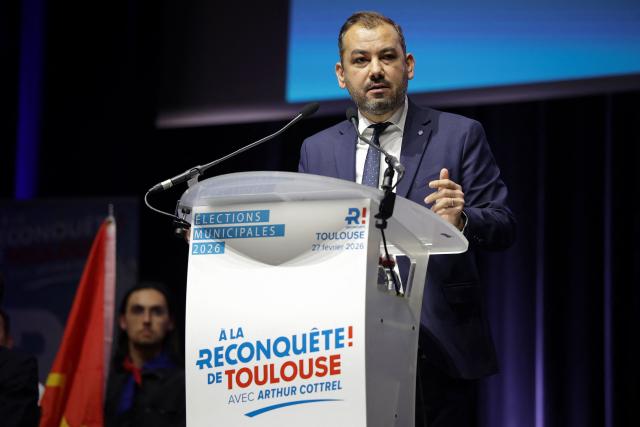 French far-right Reconquete! party Toulouse mayoral candidate  Arthur Cottrel delivers a speech during a campaign meeting in Toulouse, southwestern France, on February 27, 2026. French voters head to the polls for municipal elections on March 15 and 22, 2026. (Photo by Valentine CHAPUIS / AFP)