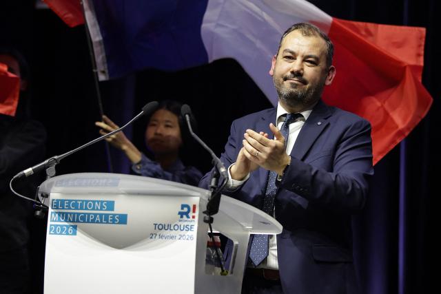 French far-right Reconquete! party Toulouse mayoral candidate  Arthur Cottrel delivers a speech during a campaign meeting in Toulouse, southwestern France, on February 27, 2026. French voters head to the polls for municipal elections on March 15 and 22, 2026. (Photo by Valentine CHAPUIS / AFP)