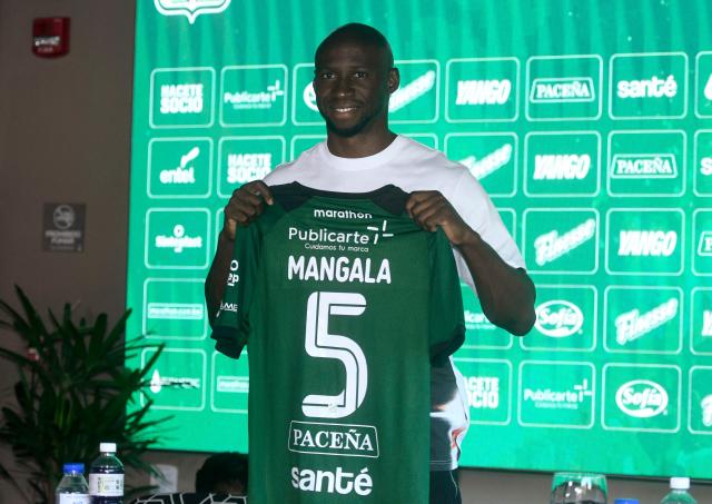 French international football player Eliaquim Mangala poses for pictures during his presentation after signing for Oriente Petrolero in Santa Cruz de la Sierra, Bolivia, on February 27, 2026. Mangala will play for Oriente Petrolero, in the most important signing in recent years for Bolivian football, the club announced on January 27, 2026. (Photo by Rodrigo URZAGASTI / AFP)