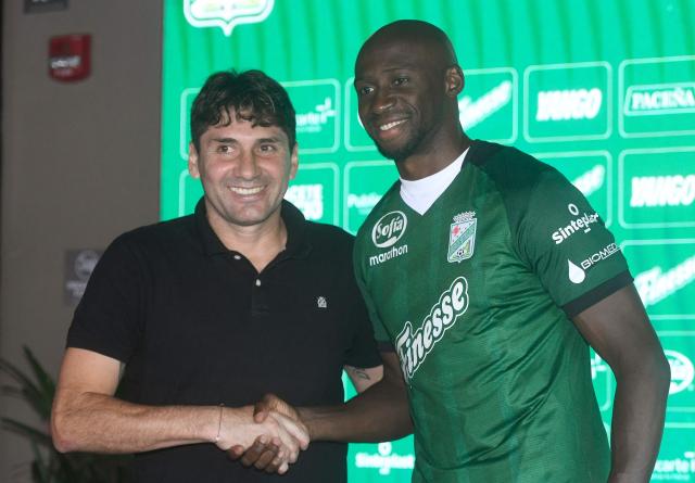 Oriente Petrolero President Ronald Raldes (L) shakes hands with French international football player Eliaquim Mangala during his presentation after signing for Oriente Petrolero in Santa Cruz de la Sierra, Bolivia, on February 27, 2026. Mangala will play for Oriente Petrolero, in the most important signing in recent years for Bolivian football, the club announced on January 27, 2026. (Photo by Rodrigo URZAGASTI / AFP)